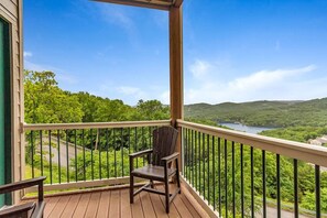 Property grounds - Walk In Condo, No Stairs! Lakeview by Pool! (Reeds Spring)