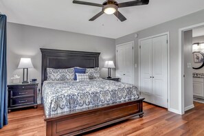 2 bedrooms, iron/ironing board, travel cot, WiFi - Renovated Luxury! Indoor and Outdoor Pools! (Branson)