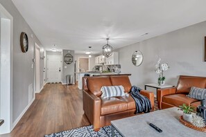 TV, offices - Renovated Luxury! Indoor and Outdoor Pools! (Branson)