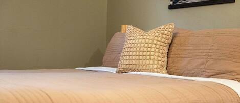 6 bedrooms, iron/ironing board, WiFi, bed sheets