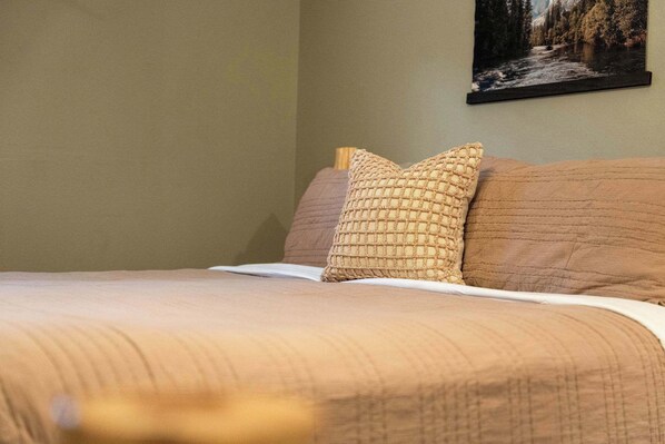 6 bedrooms, iron/ironing board, WiFi, bed sheets