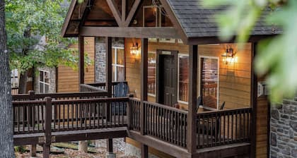 ONE MILE to Silver Dollar City! Rustic Cabin!
