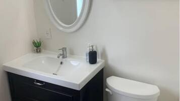 Tina con regadera, toallas, papel de baño