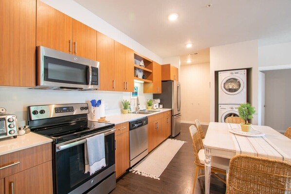 Refrigerador, microondas, horno y parrilla de estufa 