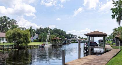 30 People Comfortably Gorgeous Home on Canal Boat Kayak access Two 85" & 75” TVs