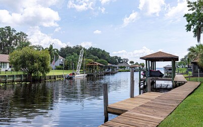 30 People Comfortably Gorgeous Home on Canal Boat Kayak access Two 85" & 75” TVs