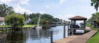 30 People Comfortably Gorgeous Home on Canal Boat Kayak access Two 85" & 75” TVs