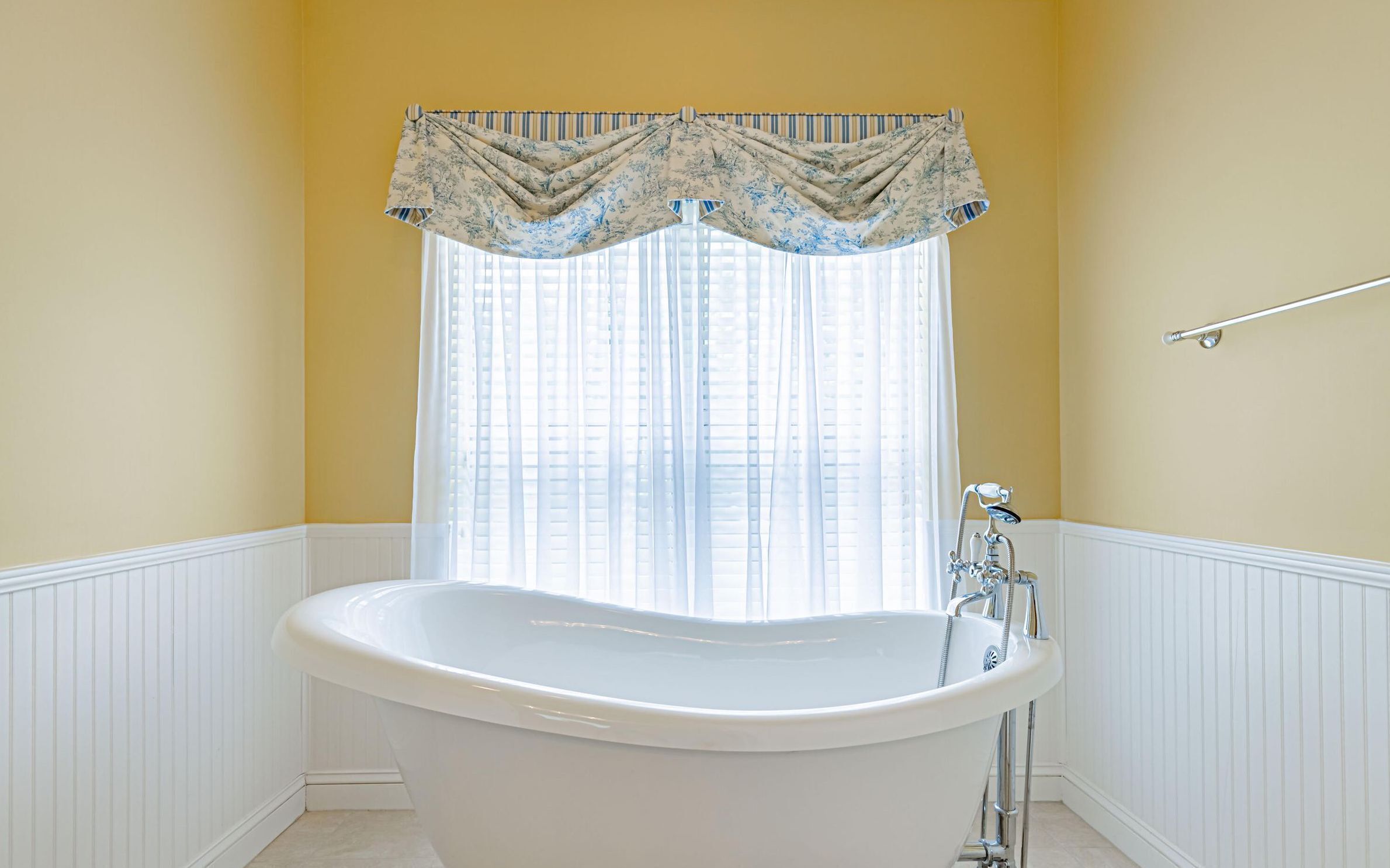 30 People Comfortably Gorgeous Home on Canal Boat Kayak access Two 85" & 75” TVs