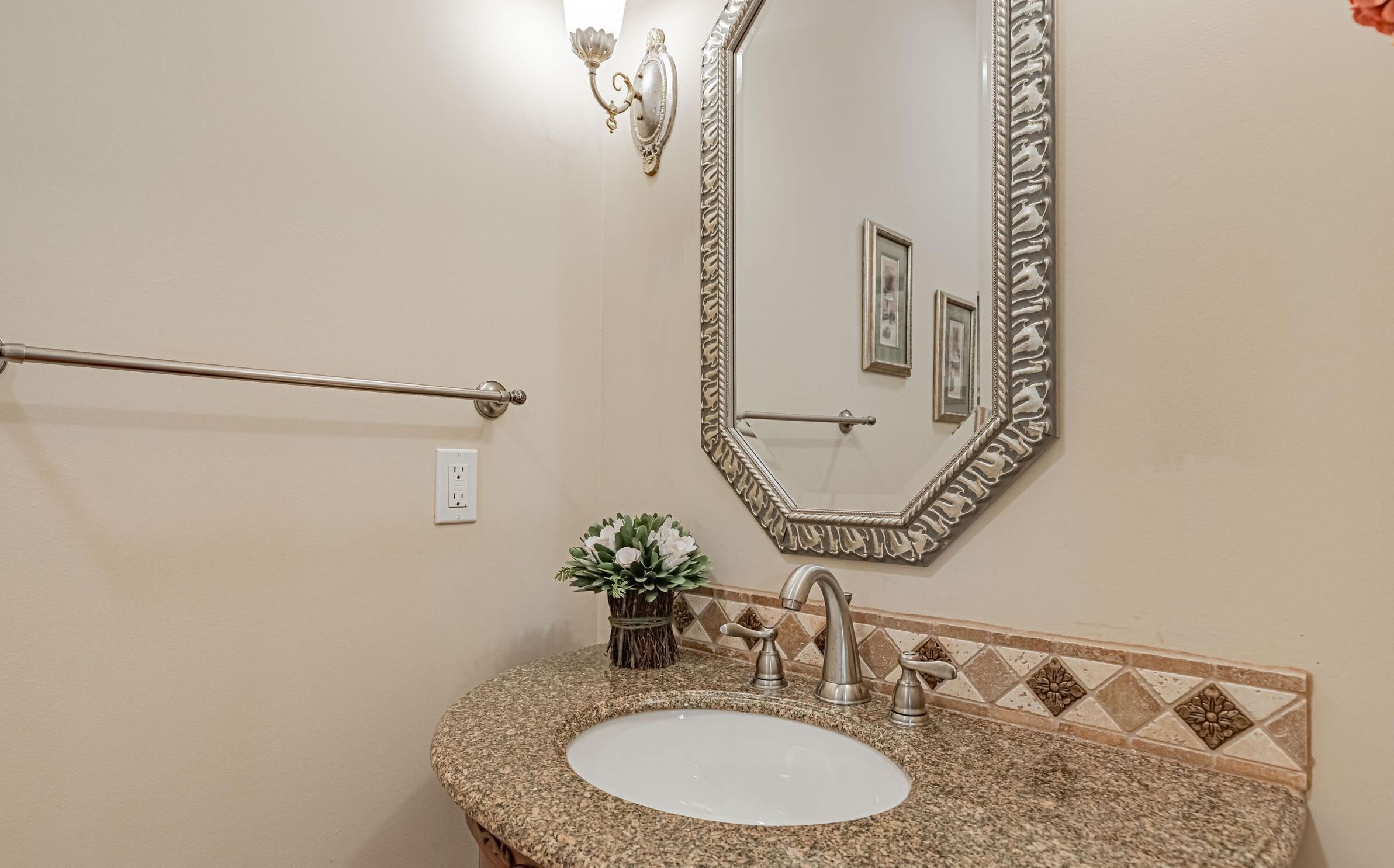 30 People Comfortably Gorgeous Home on Canal Boat Kayak access Two 85" & 75” TVs