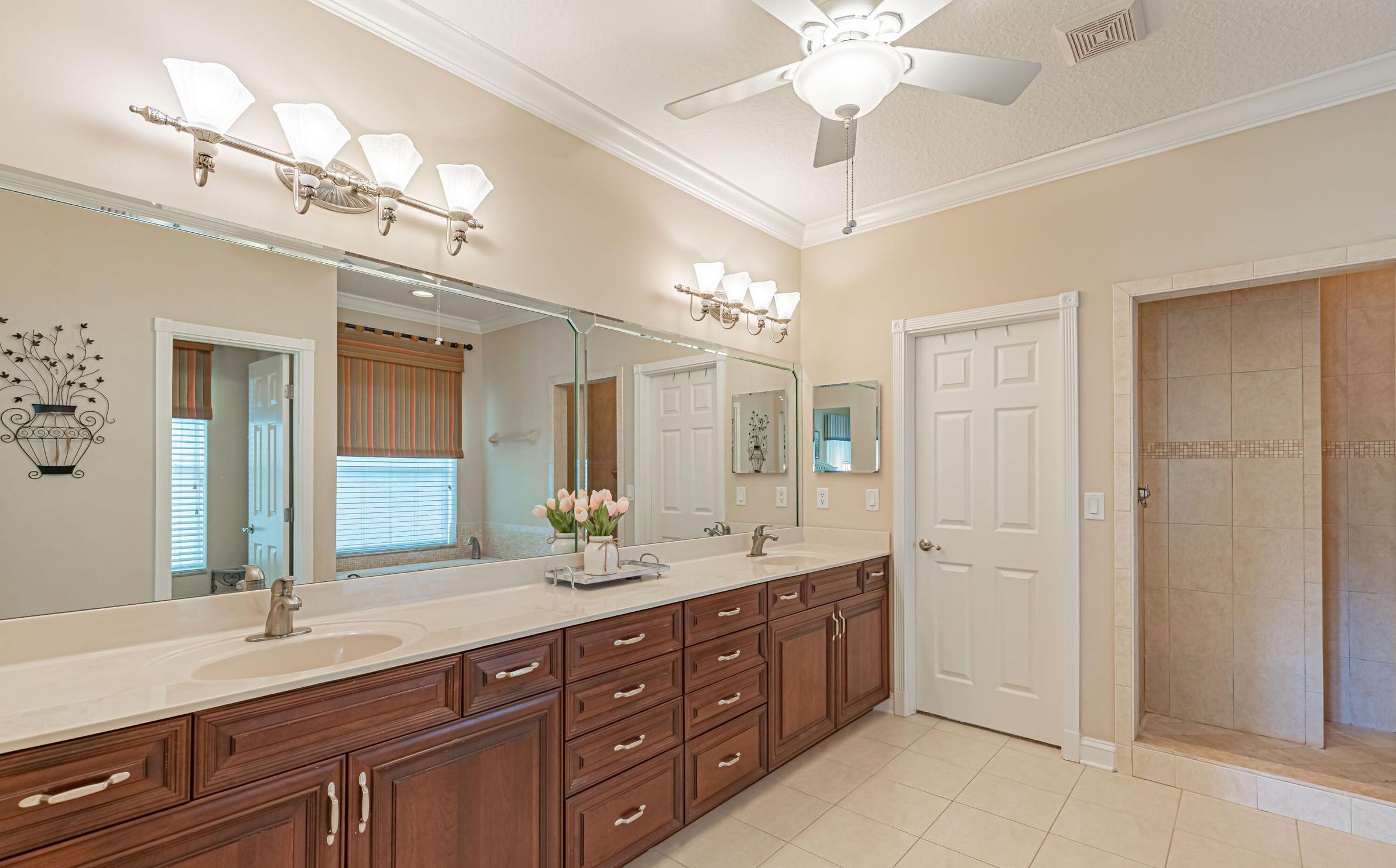 30 People Comfortably Gorgeous Home on Canal Boat Kayak access Two 85" & 75” TVs