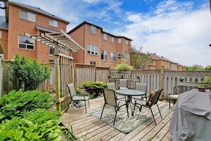 Outdoor dining - Beautiful 3 Bdrm Home in Berczy Area (Markham)
