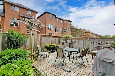 Beautiful 3 Bdrm Home in Berczy Area