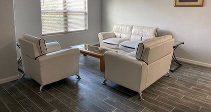 Gorgeous newly renovated Bungalow beside the park!