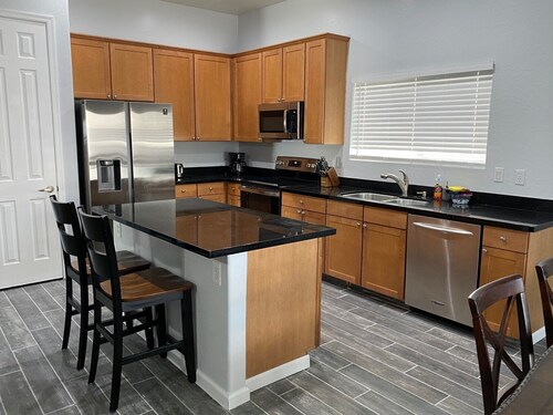 Gorgeous newly renovated Bungalow beside the park!