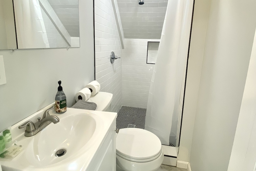 HA3: Private Studio with Full bathroom and Kitchenette