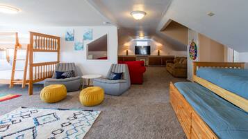 3 soverom, skrivebord, reiseseng for barn og wi-fi (inkludert)