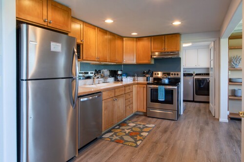 Riverfront, Hot Tub, SUP & Kayak, short walk to beach, fire pit, full office