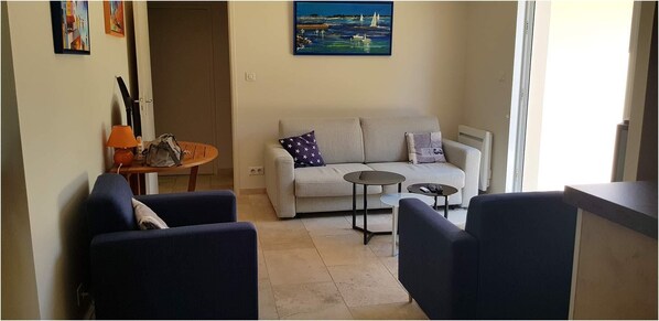 Smart TV, DVD player, table tennis, books