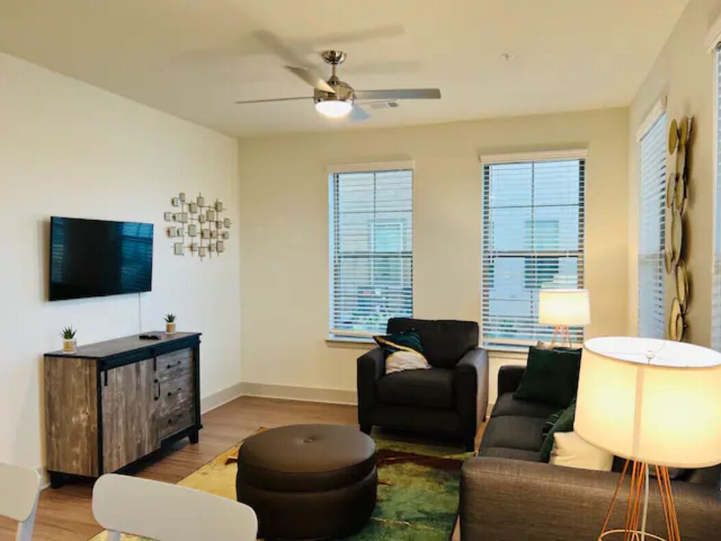 Emerald ~ Stylish Kid Friendly 2 Bed/2 Ba Near Everything!!!