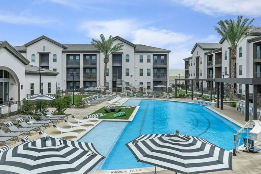 Emerald ~ Stylish Kid Friendly 2 Bed/2 Ba Near Everything!!!