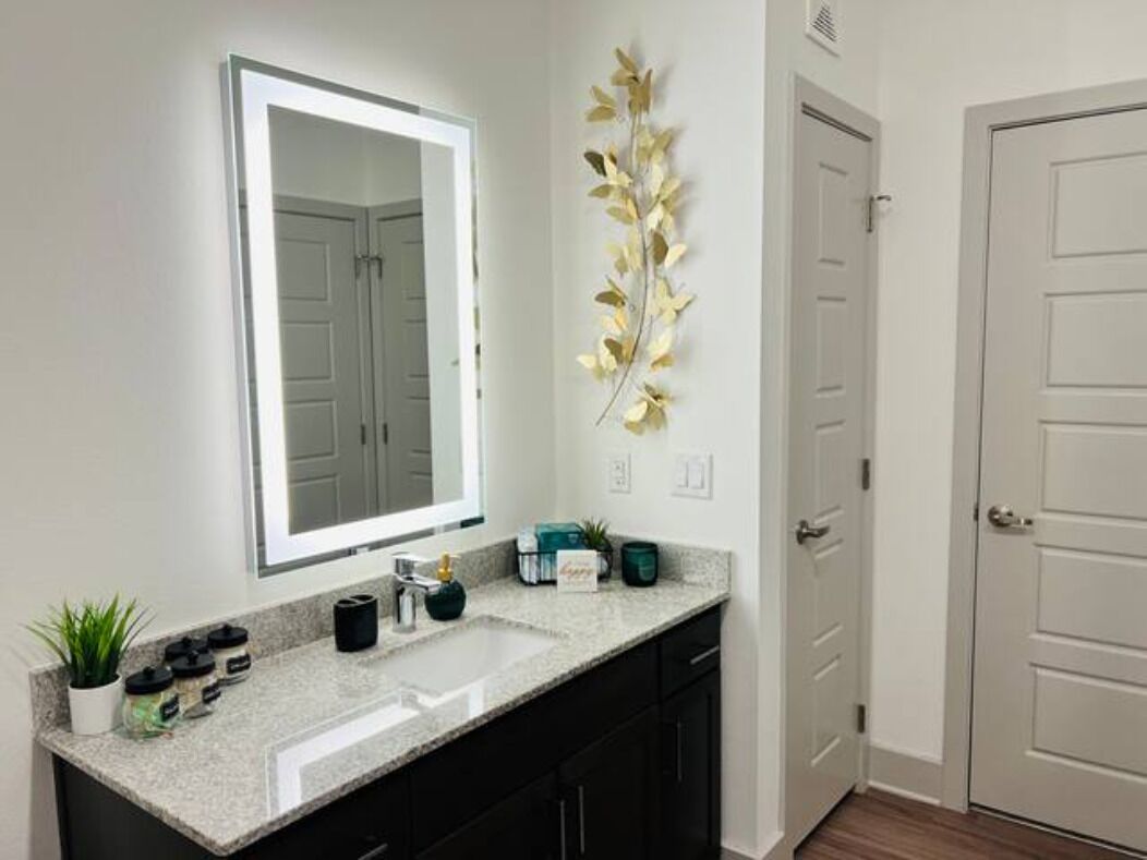 Emerald ~ Stylish Kid Friendly 2 Bed/2 Ba Near Everything!!!