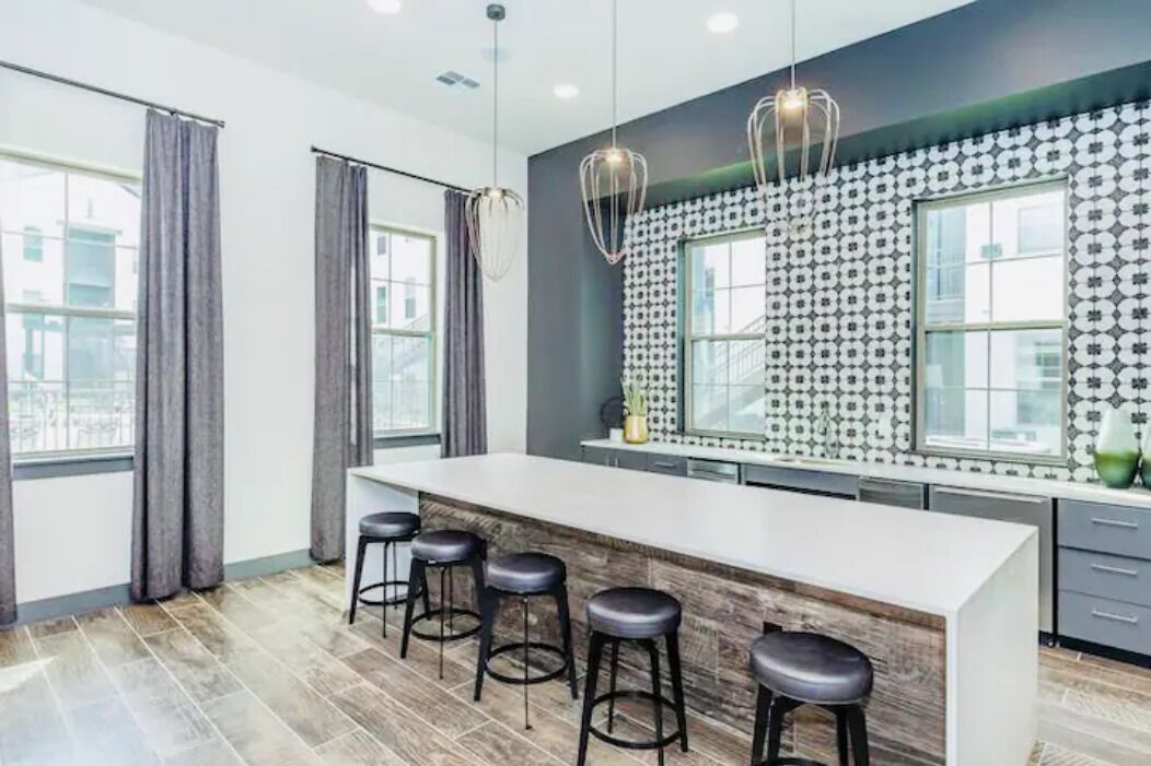 Emerald ~ Stylish Kid Friendly 2 Bed/2 Ba Near Everything!!!