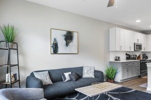 Smart TV, ping pong, offices - Reluxme | Elegant 1BR Near Airport & Dining (Charlotte)