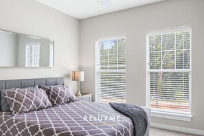 1 bedroom, desk, iron/ironing board, travel cot - Reluxme | Elegant 1BR Near Airport & Dining (Charlotte)