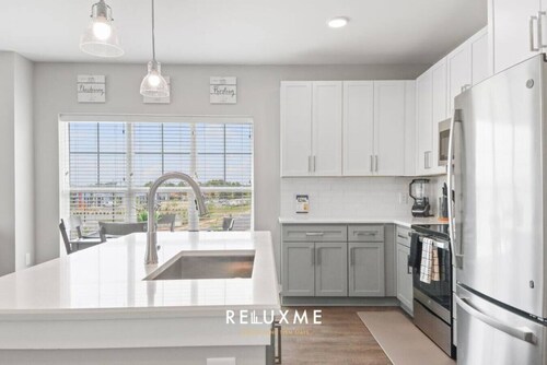 Reluxme | 2BR Oasis Near Airport & Attractions