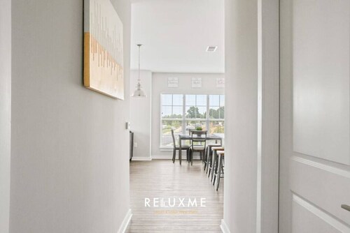 Reluxme | 2BR Oasis Near Airport & Attractions