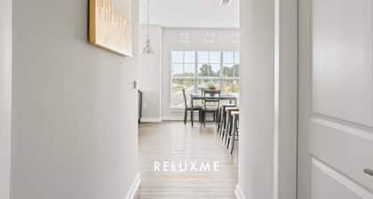 Reluxme | 2BR Oasis Near Airport & Attractions