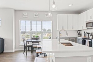 冷蔵庫、電子レンジ、オーブン、コンロ