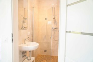 Shower, hair dryer, towels, soap - Family apartment with terrace and garden 13 minutes from the beach (Chłopy)