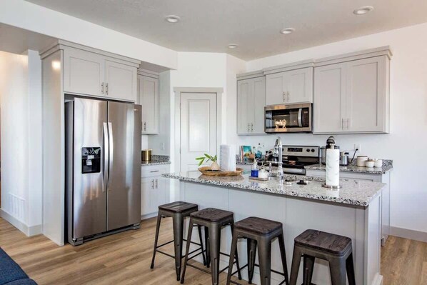 Refrigerador, microondas, horno y parrilla de estufa 