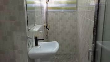 Regadera, toallas, jabón, papel de baño