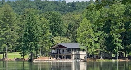 Fisherman paradise on private lake 5 minutes from Helen