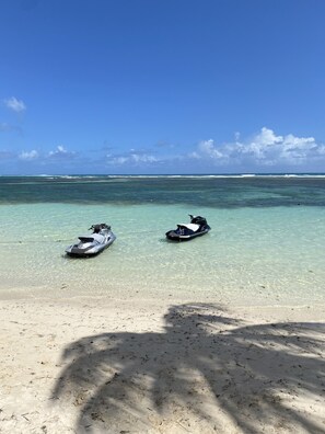 På stranden