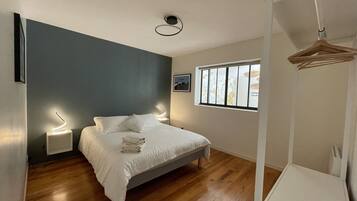 5 bedrooms, iron/ironing board, WiFi, bed sheets