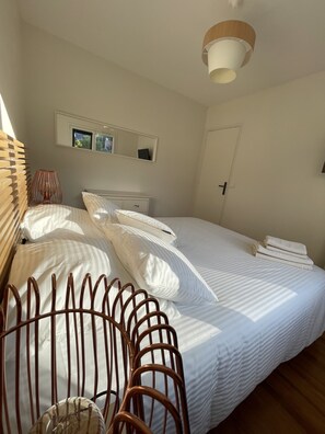 5 bedrooms, iron/ironing board, WiFi, bed sheets - Villa with heated indoor pool, 5 minutes walk from the port of Carteret! (Barneville-Carteret)