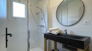 Baignoire, sĂšche-cheveux, serviettes fournies, papier toilette