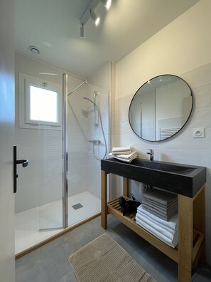 Badewanne, Haartrockner, Handtücher, Toilettenpapier