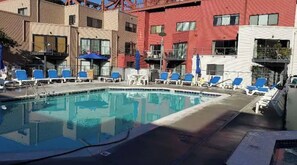 Outdoor pool - Lovely Condo on the Spectacular Willamette River (Portland)