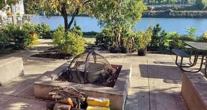 Lovely Condo on the Spectacular Willamette River