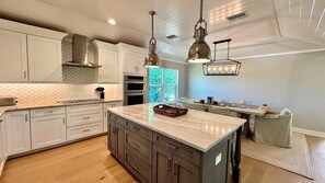 冰箱、微波炉、炉灶 、洗碗机