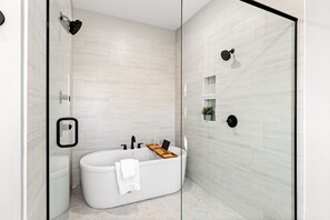 Ensemble baignoire-douche, séchoir à cheveux, serviettes fournies, savon