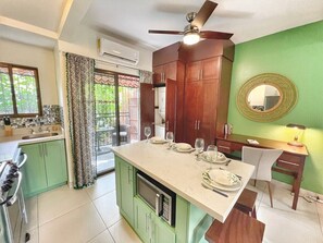 Frigorifero, microonde, forno, piano cottura