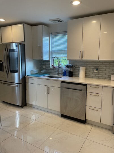 beautiful Modern apartment, close to everything !