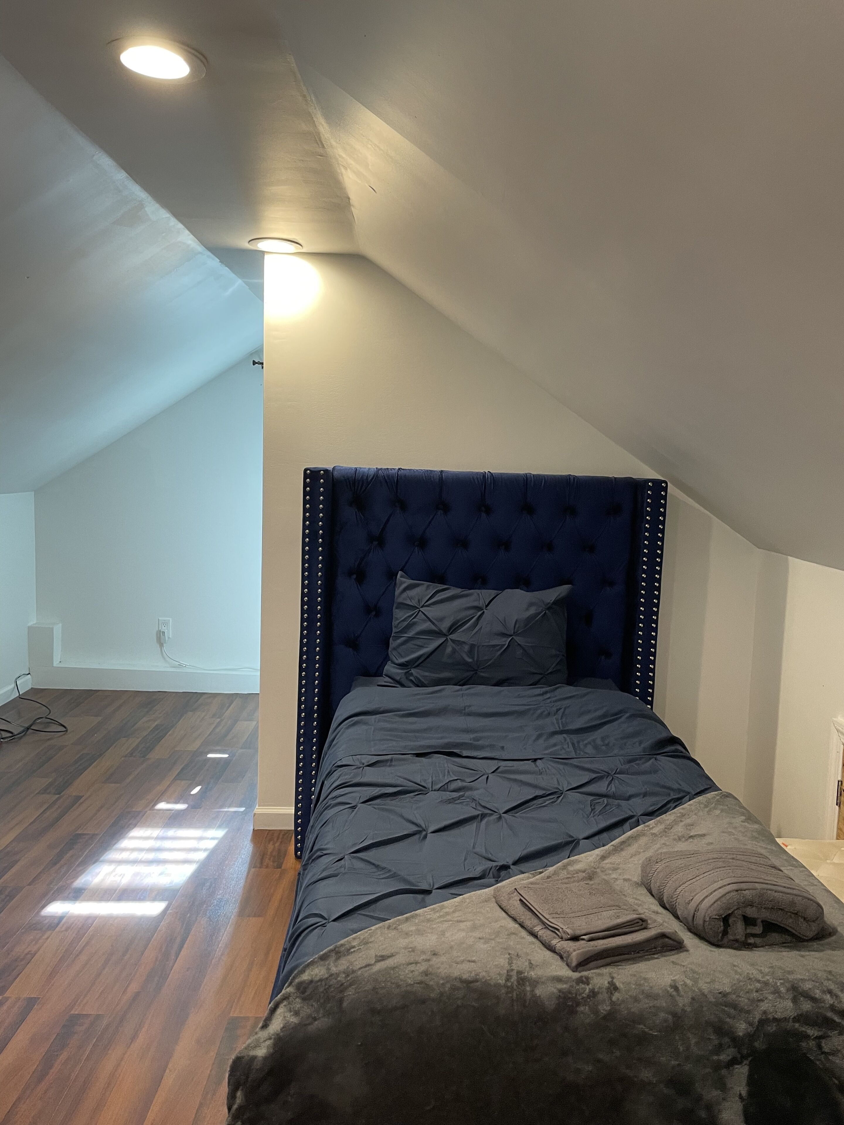 beautiful Modern apartment, close to everything !