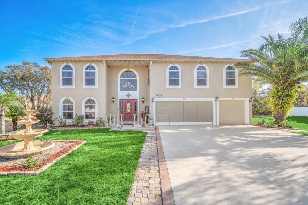 Large 5 Bedroom Property Close to All The Attractions