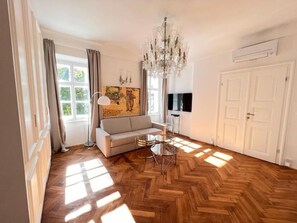 Studio | Wohnzimmer | 55-Zoll-Smart-TV mit Digitalempfang, Fernseher